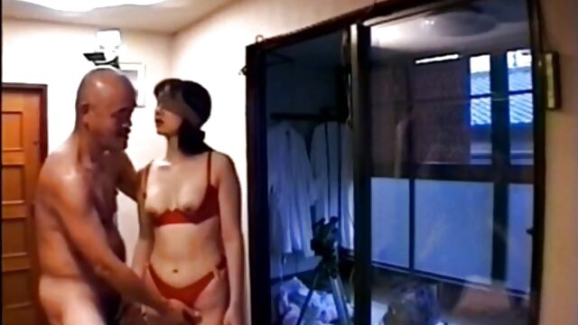 Obľúbený :  Pobehlica v štýlových lodičkách sa na posteli brutálne napumpuje Dospelých video 